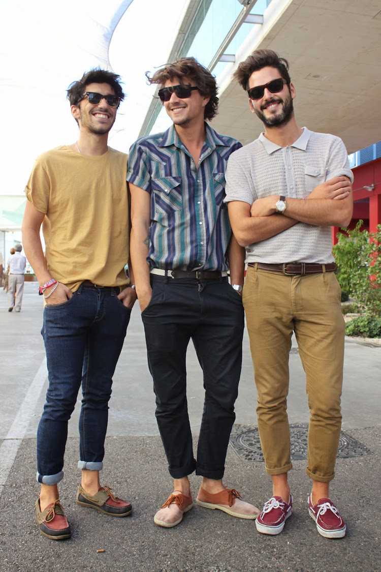 hipster-móda-muži-vyhrnuté-chino-nohavice-okuliare-košeľa