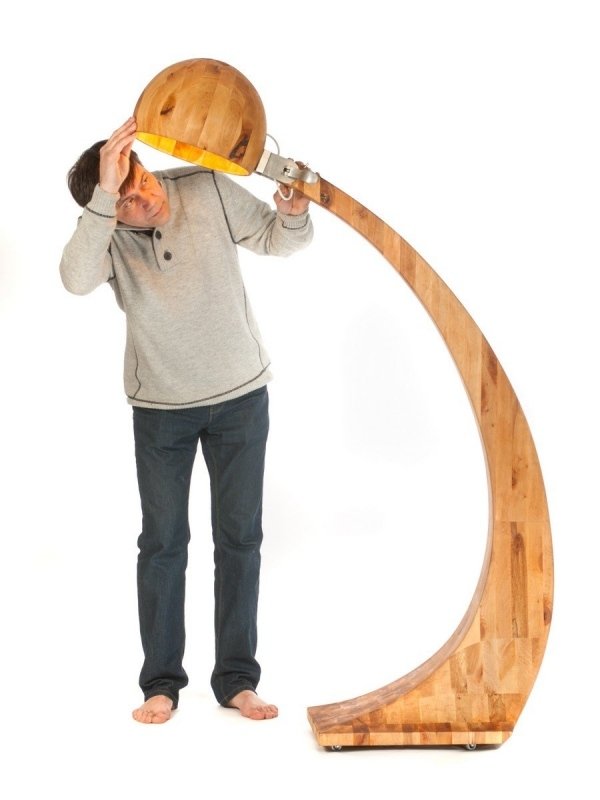 Stojacia lampa z jelša Woobia v modernom dizajne Stojacia lampa z dreva Woobia olše na kolieskach-nápady na moderné osvetlenie