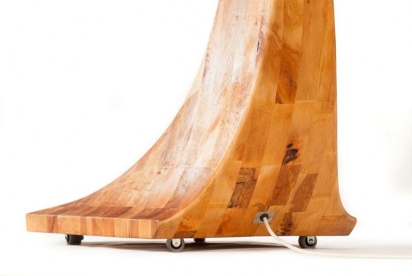 Stojacia lampa s dizajnom zvitku z jelšového dreva Stojacia lampa na rolls-jelšovom prevedení s moderným osvetlením