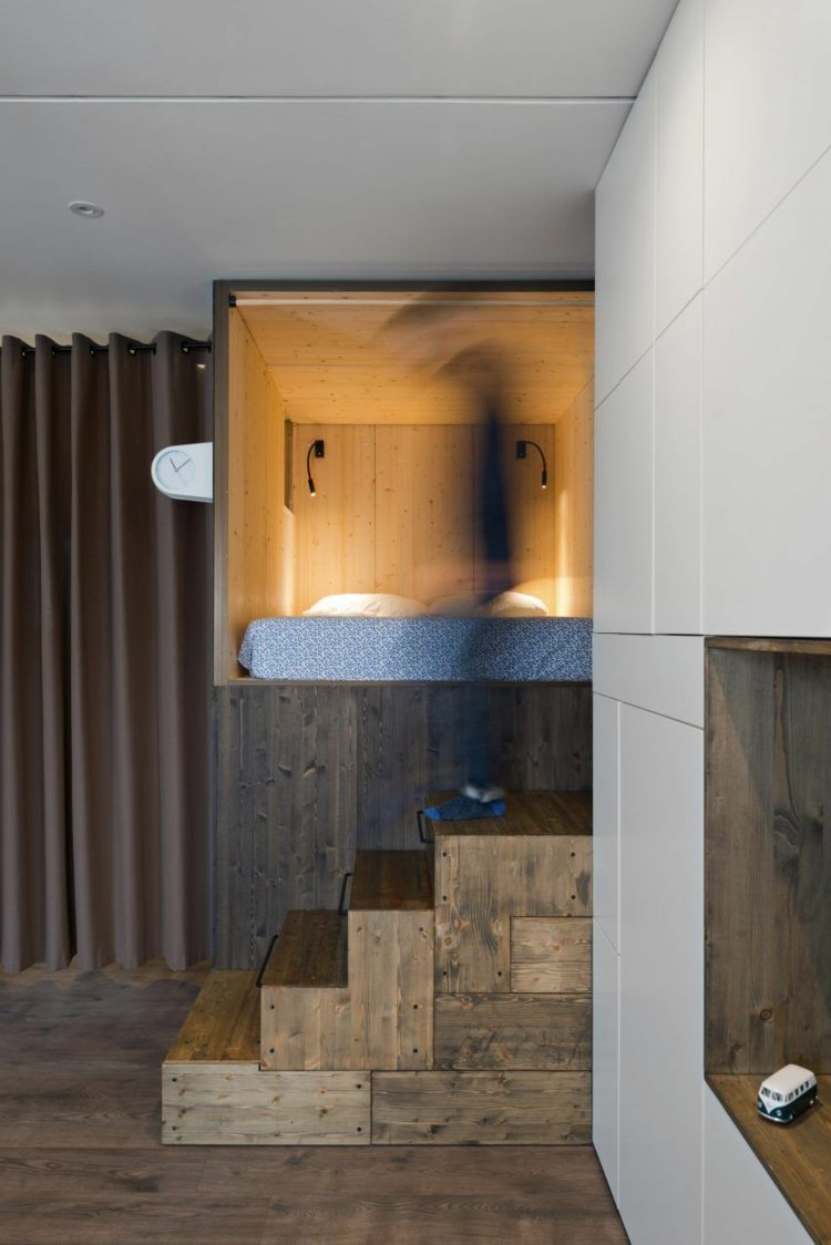 drevený spací box štúdio bazi schodisko záclona úložný priestor