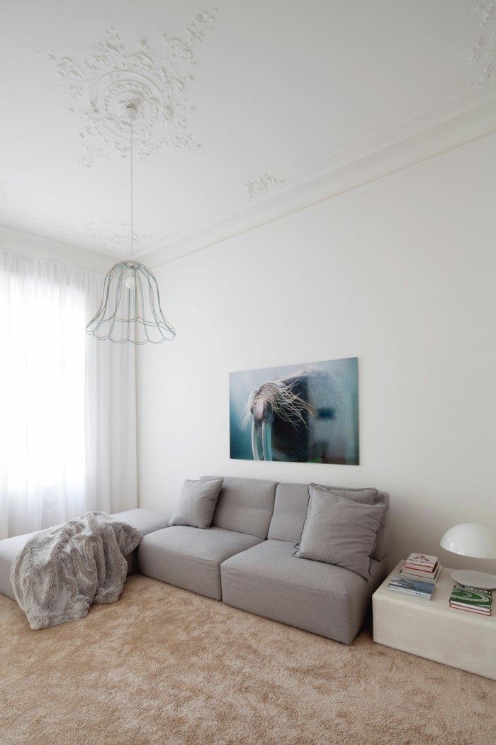 hm byt vo viedni obývačka sedacia súprava sivá nástenná maľba