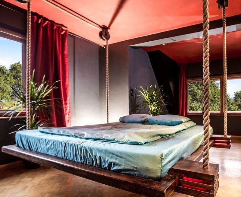 Závesná posteľ s LED osvetlením, červený moderný káblový systém