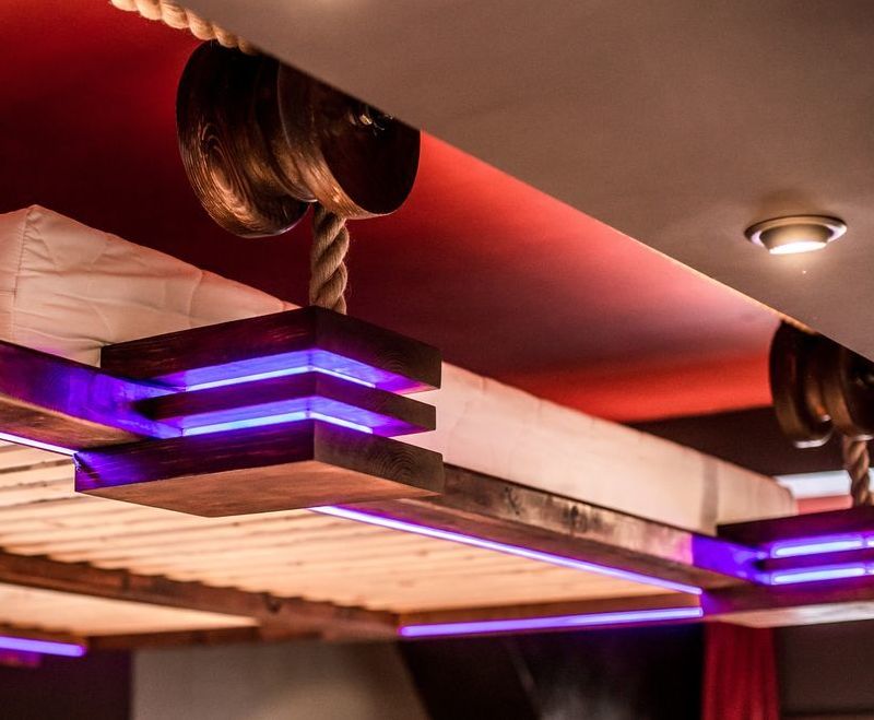 Závesná posteľ-LED-osvetlenie-purpurová-farba-lano