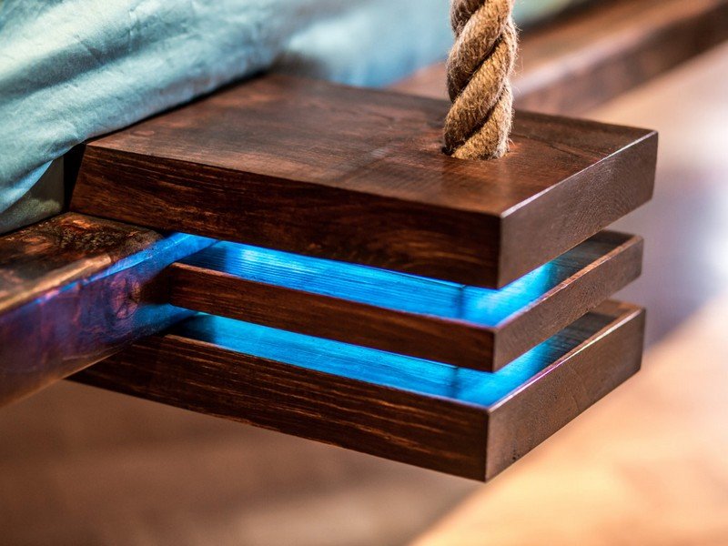 Závesná posteľ-LED-osvetlenie-modrá-lampa-masívne drevo