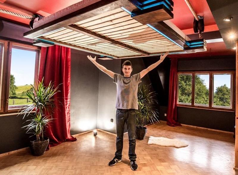 Závesná posteľ-LED-osvetlenie-ergonomické-pohodlné-úspora miesta