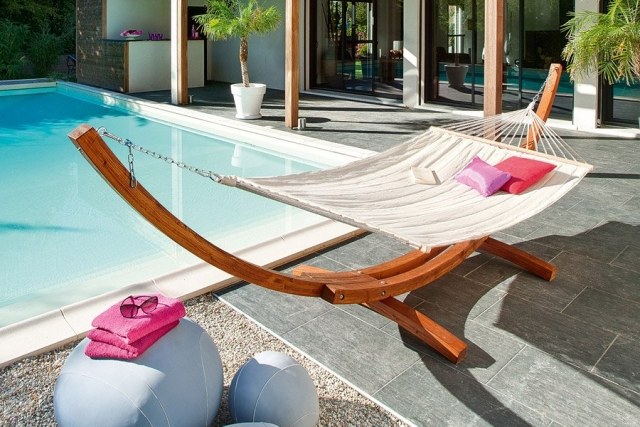 nápady drevený rám oblasť bazéna ružové uteráky