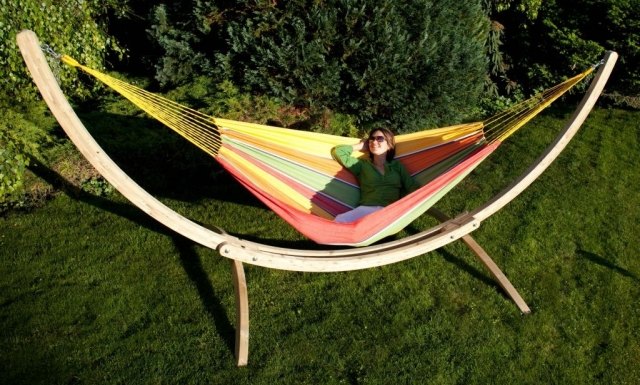 Návrhy rastlín krajina zelená obklopená žena pestrá