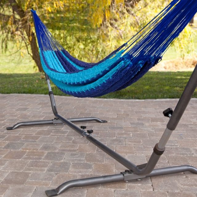 Navrhuje kovový rám v modernej trendovej modrej farbe