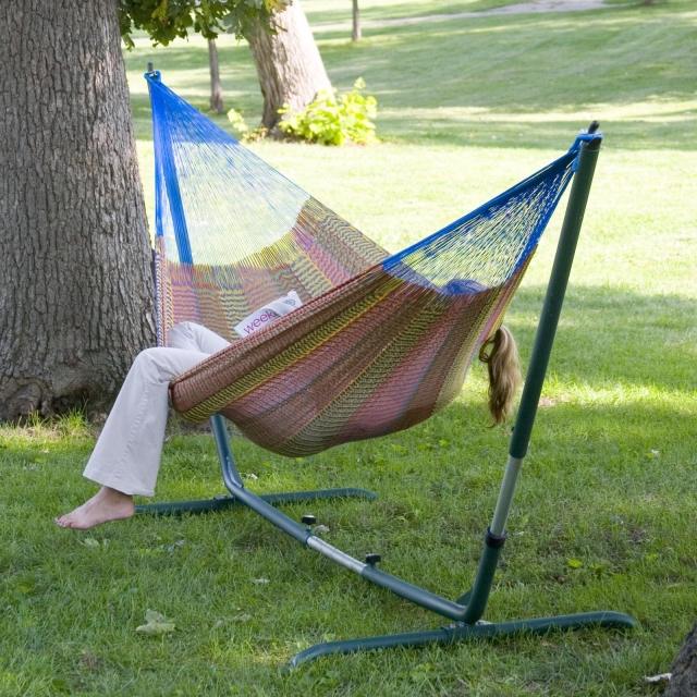 Hammock navrhuje kovový rám, ktorý trávi čas vonku