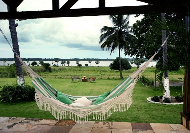 Navrhuje vonkajší priestor s pekným výhľadom na záhradný nábytok
