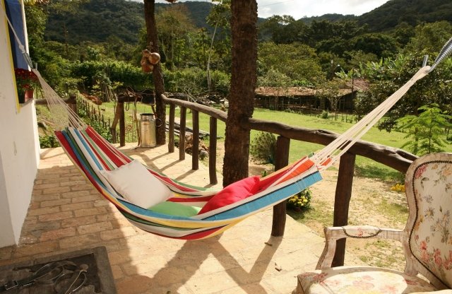 Hojdacia sieť navrhuje verandu s rustikálnymi prvkami lesných hôr