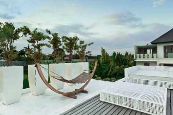 Zriadenie hamakovej drevenej rámovej strešnej terasy