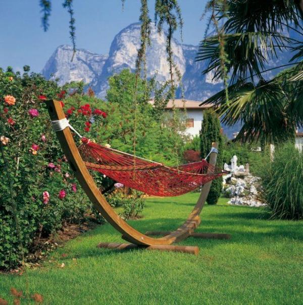 Nápady na záhradný nábytok-hojdacia sieť-s dreveným rámom