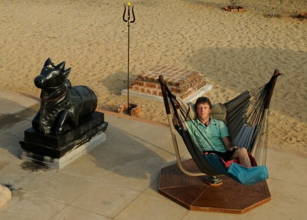 Pohodlne ležiaci drevený rám držte vpravo