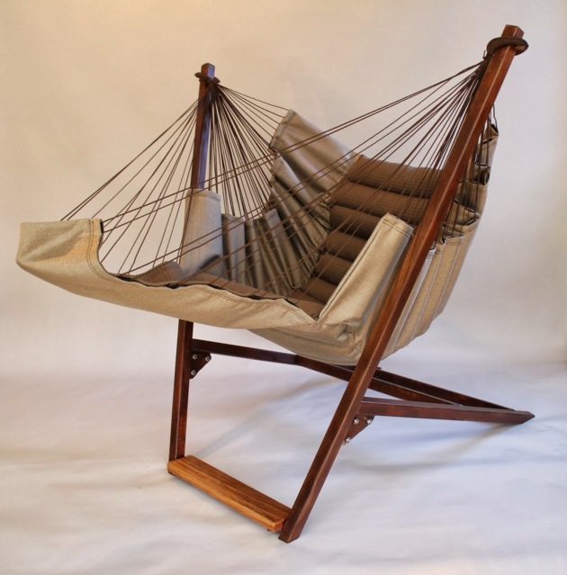 Kožené laná na drevenom ráme držia spätnú polohu