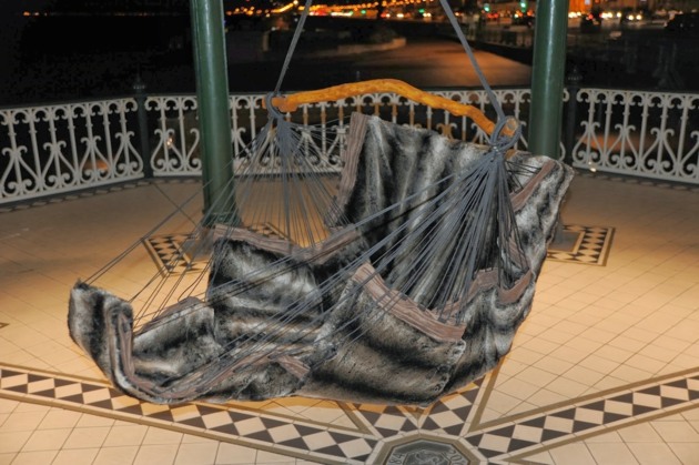 Drevený rám z lana vyrobeného zo syntetickej kože, v pohodlnej polohe pre telo