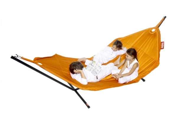 Závesná stolička Fatboy s trendom záhradného a vonkajšieho nábytku v rámovom dizajne