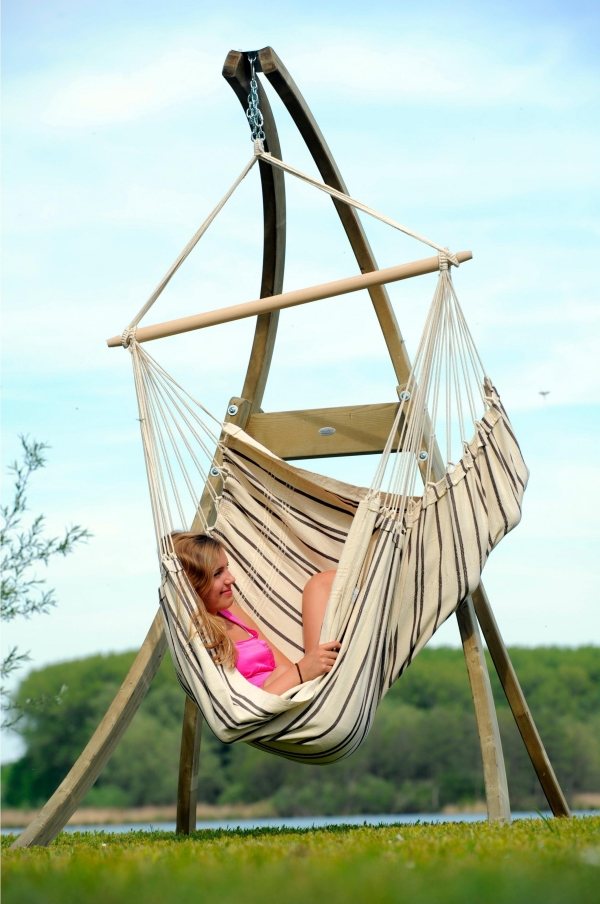 Závesné kreslo, záhradný nábytok, moderný drevený rám