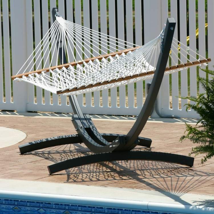 Čierny rám a klasická hojdacia sieť hamaka-s-rámom-čierna-bazén-slnko-nápad