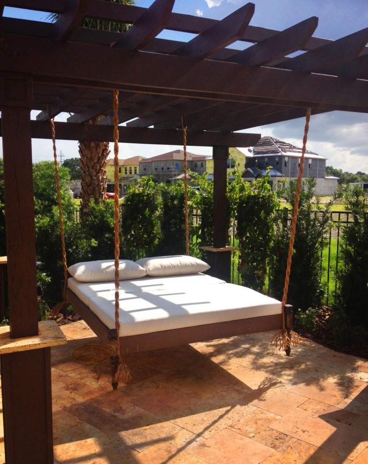 Závesná posteľ v tieni dreveného krytu na terasu závesné postele-vonkajšia-strešná krytina-drevo-pergola-lano-terakota