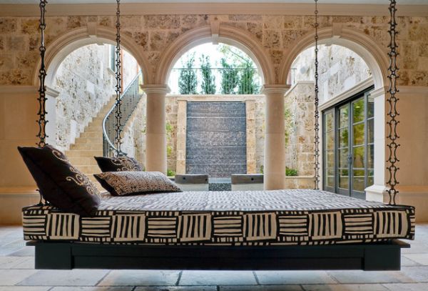 rôzne ponuky Interiér čiernej a bielej posteľnej bielizne Rôzne ponuky čiernej nad podlahovou plávajúcou dlažbou