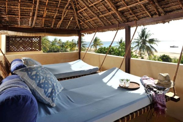 skvelé modré otočné vzduchové lôžko, exotické miesto na dovolenku veľký modrý mávajúci vzduch napodobňujúci cestu spánkom