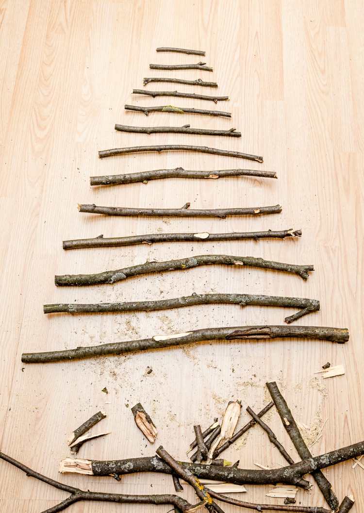 drevené vetvy prírodné materiály remeselné nápady na výrobu vianočného stromčeka