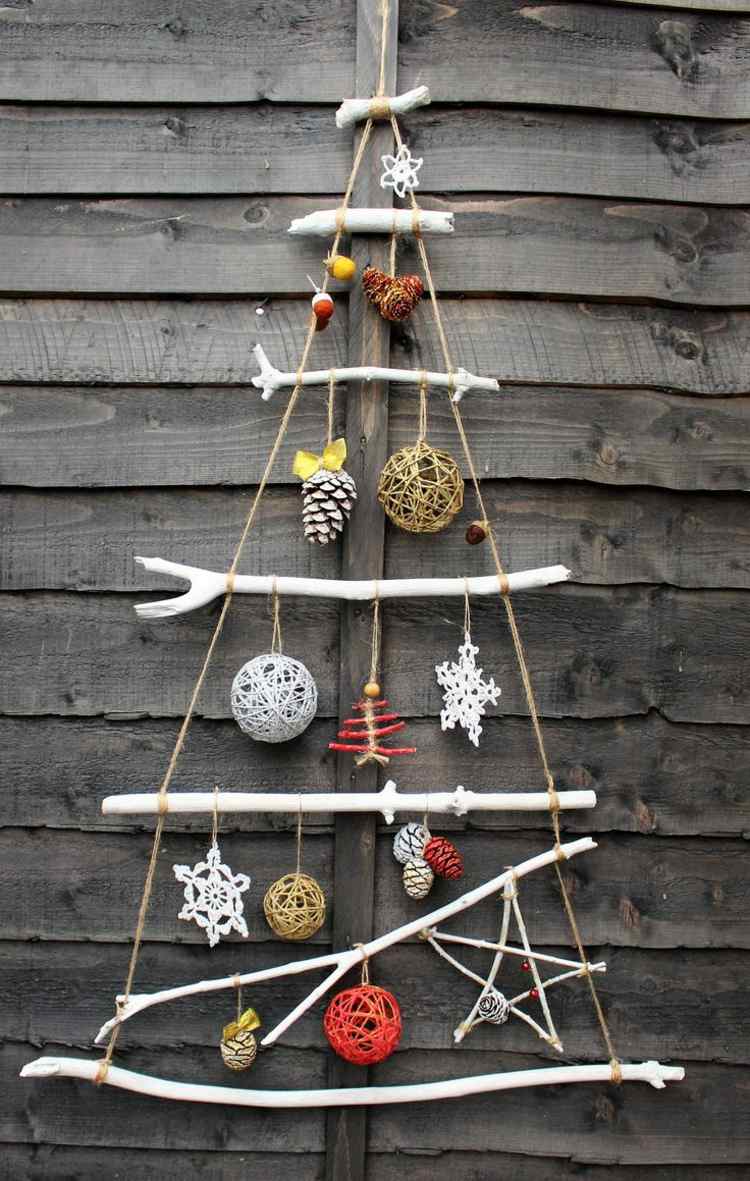 biely vianočný stromček borovicová šiška dekorácia hviezdy