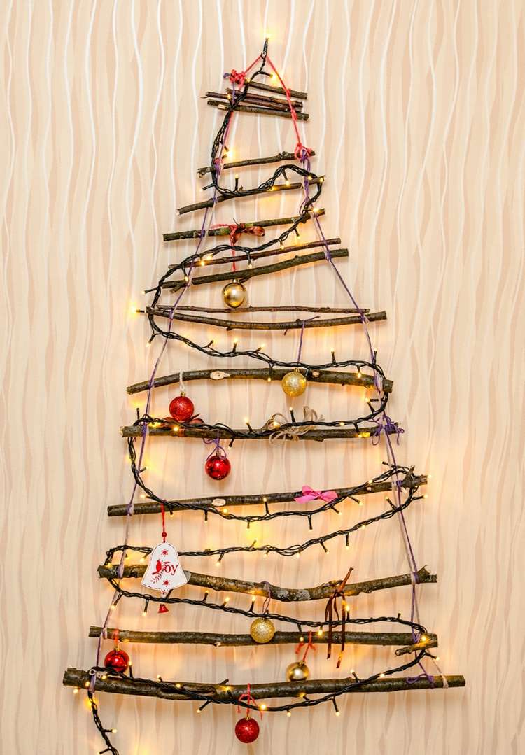 konáre visiace z cetkových rozprávkových svetielok