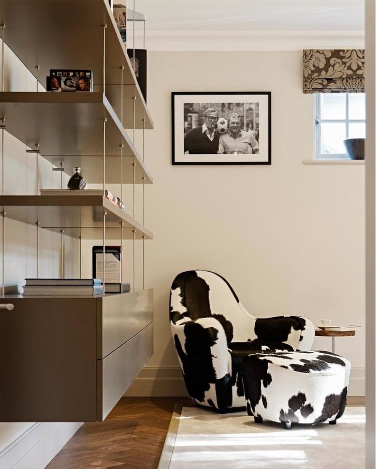 závesná stropná polica drevený písací stôl kombinovaná kreslo kožušinová fotostena parketová podlaha