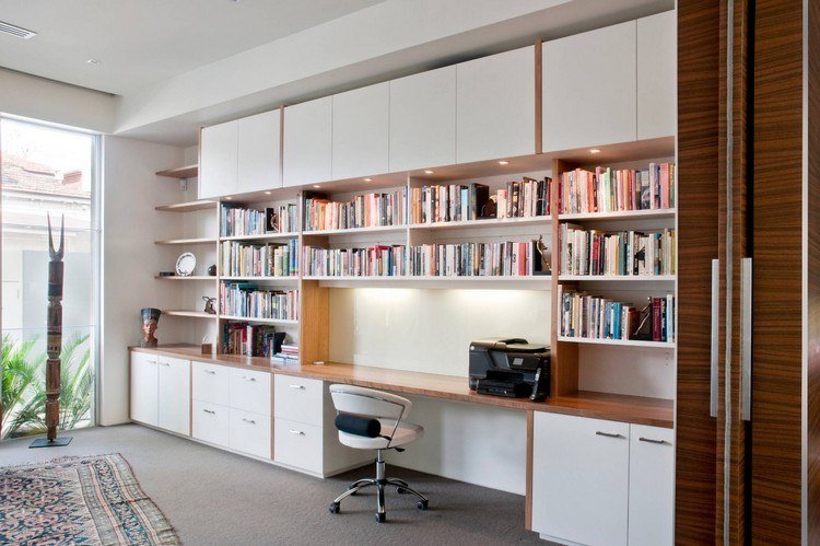 závesná stropná polica drevený stôl kombinovaná knižnica pracovný priestor koberec otočná stolička