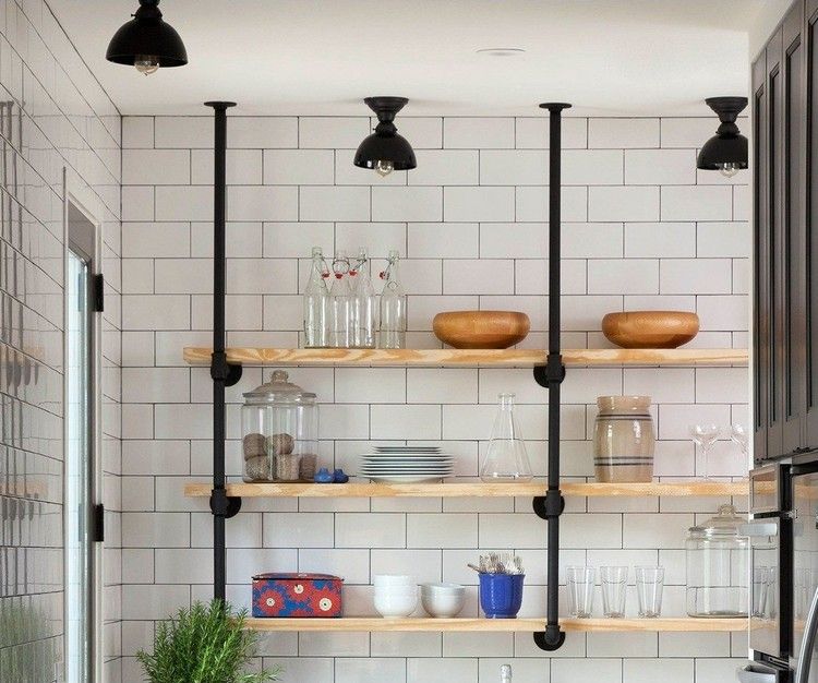 kreatívne nápady skladovanie dlaždice stena priemyselný štýl rúrka pripojiť kuchynský riad taniere riad závesná polica zo stropu