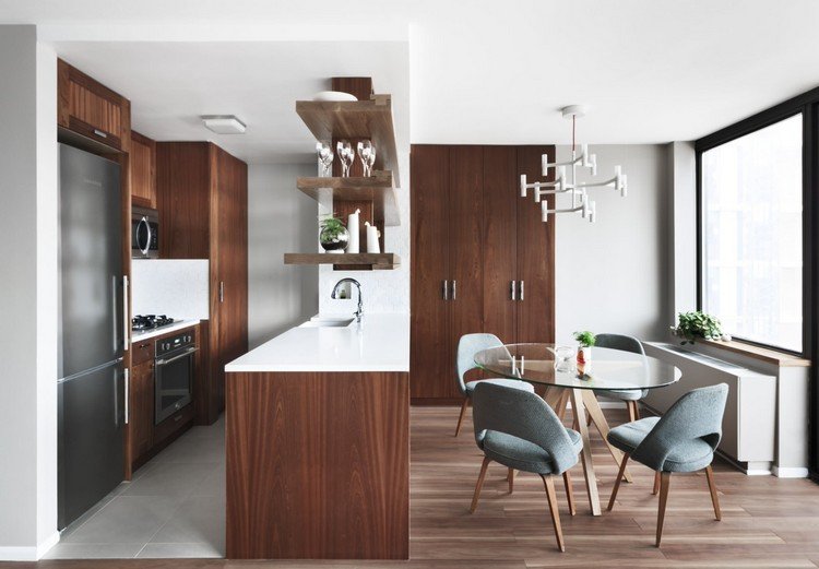 závesná stropná polica drevená kuchyňa obývacia izba zariadenie bytu štýlová závesná polička stropné čalúnené stoličky sklenený stôl