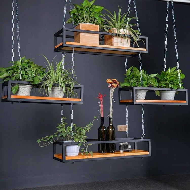 závesná stropná polica železná mriežka oceľový reťazový článok rastliny fľaše na víno dekorácia kvety sivá stena