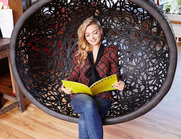 Závesná stolička-košík-ratan-čierna-okrúhla-plastová-prútená-žena-ručná-hniezdo