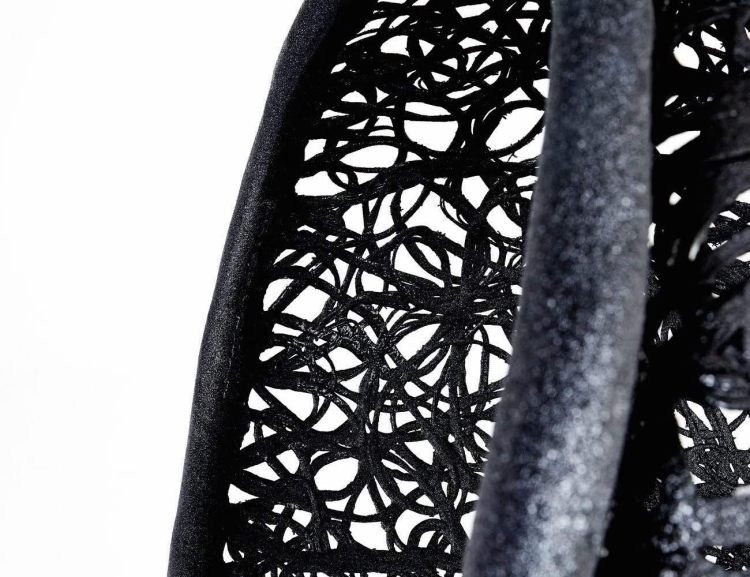 závesná stolička-košík-ratan-čierna-plast-prútená-moderný-dizajn-manu-nest