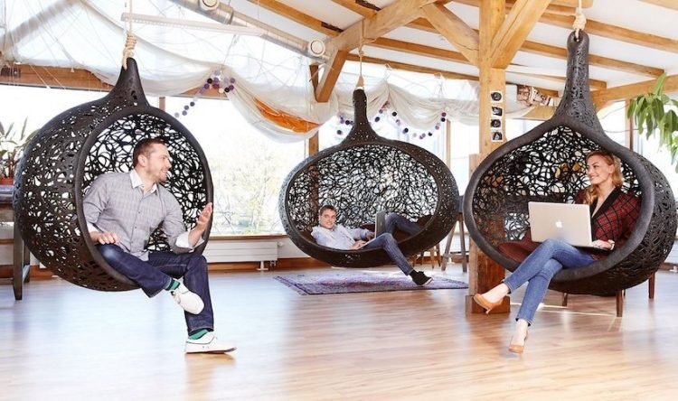 závesná stolička-košík-ratan-čierna-kukla-plast-dizajn-moderné-ručné-hniezdo