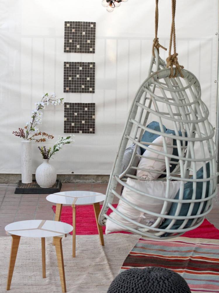 závesná stolička-košík-ratan-sivá-biela-moderná-bohémska-bežkyňa-etno