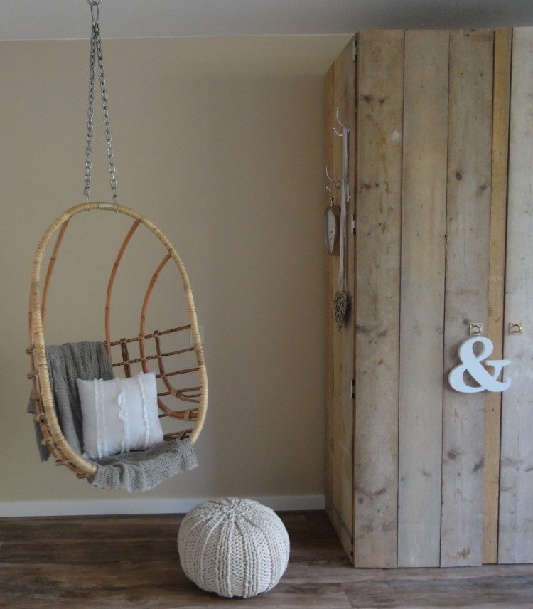 Závesné kreslo-prútené-ratanové-vintage-plank-podlahové-pouf-pletené-deky-visí