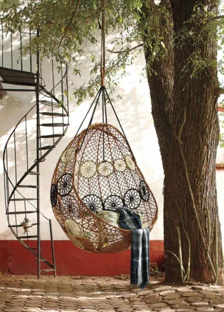 Závesná stolička-prútený-ratanový-prútený-vonkajší-tieň-strom-chodník-záhrada