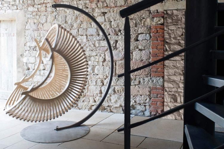 Závesná stolička-prútený-ratan-moderná-drevostavba-industriálny-štýl-tehlová stena