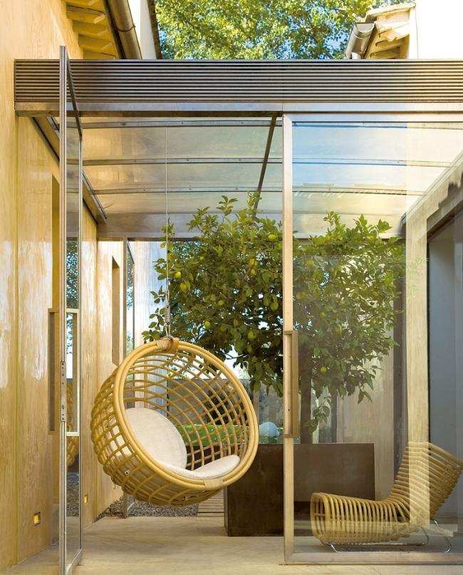 záhradná závesná stolička ferlea kata ratanová závesná stolička ferlea kata v záhrade