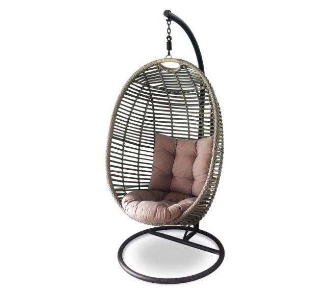 záhradná závesná stolička hartman lloyd designer ratanová závesná stolička hartman lloyd v záhrade