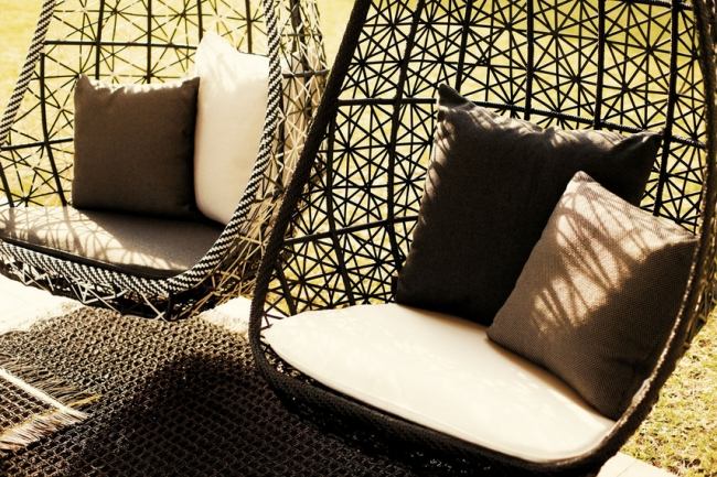 Dizajnové závesné kreslo na čalúnený vankúš vyrobené z ratanovej záhrady Dizajnové závesné kreslo na čalúnený vankúš vyrobené z ratanu v záhrade
