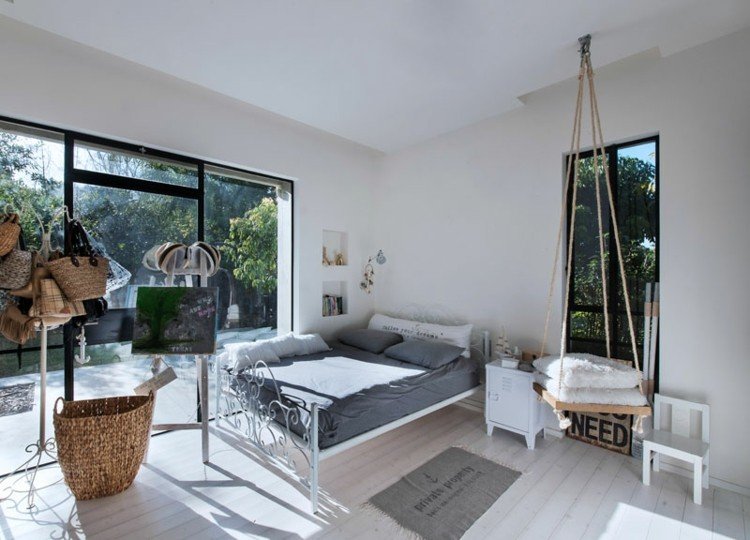 závesná stolička-hojdačka-stolička-stojan-vešiaky-okno-svetlo-stena výklenok