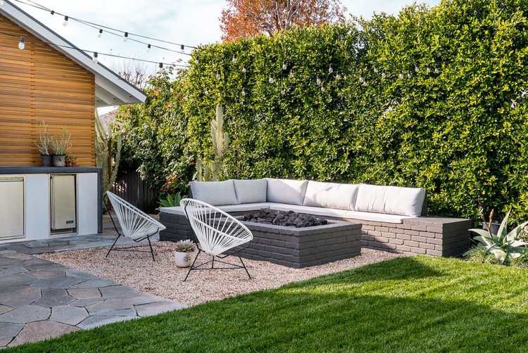 Rastliny ako obrazovka na ochranu osobných údajov v myšlienkach na vyvýšený záhon čerešňového vavrínu