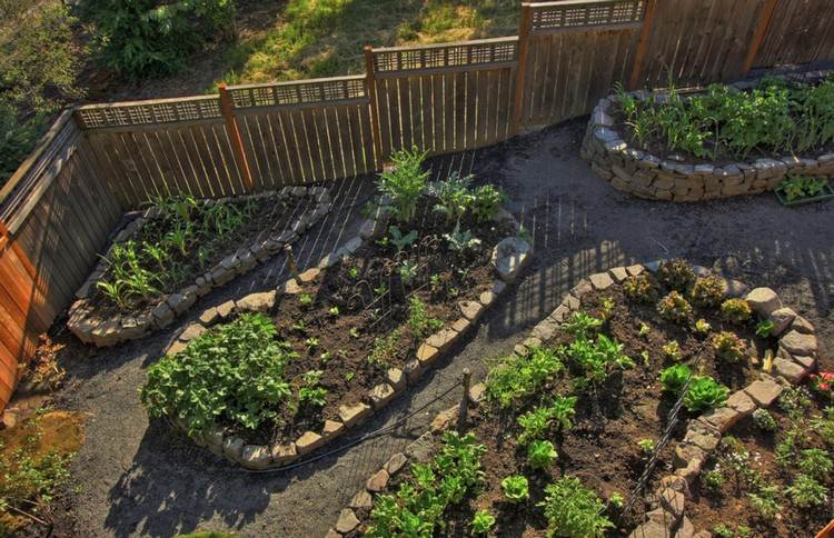 Vyvýšený záhon z kamenného malozáhradkového-zeleninársko-pestovateľsko-pieskovcovo-dreveného plotu