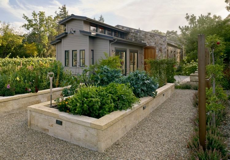 Vyvýšená posteľ z kamenobetónového lomového kameňa stena zeleninový záhradný domček