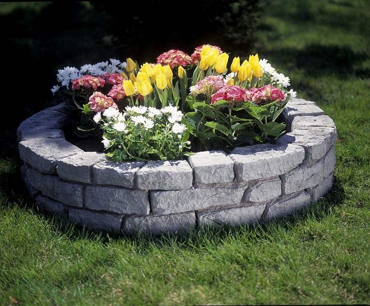vyvýšená posteľ z kameňa-malé-sadrokartónové-kvety-žlté-tulipány-biele-chryzantémy