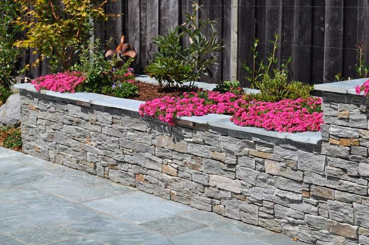 vyvýšené lôžko-vyrobené z kameňa-zem-kryt-vankúš-flox-ružové-plameňové kvety